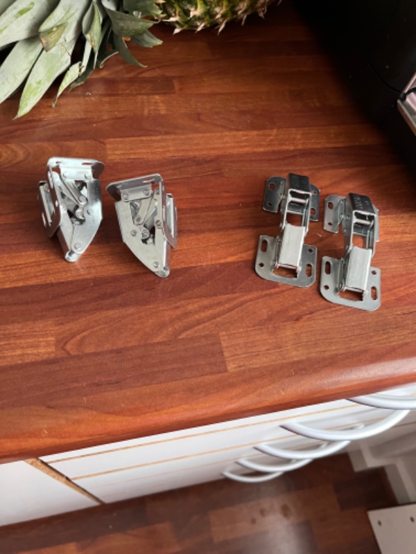 montering af fjederhængsel uden kopbor OG påsætning af lågen efterfølgende (køkkenskabslåge)