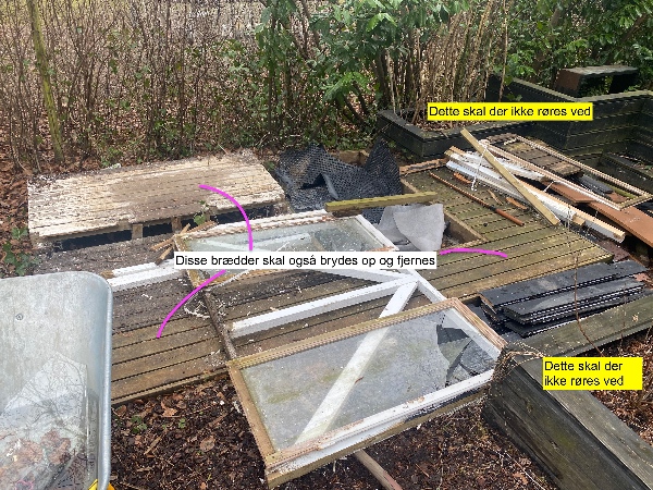 Afhentning af skrald (et gammelt legehus der er skilt ad + sandkasse)