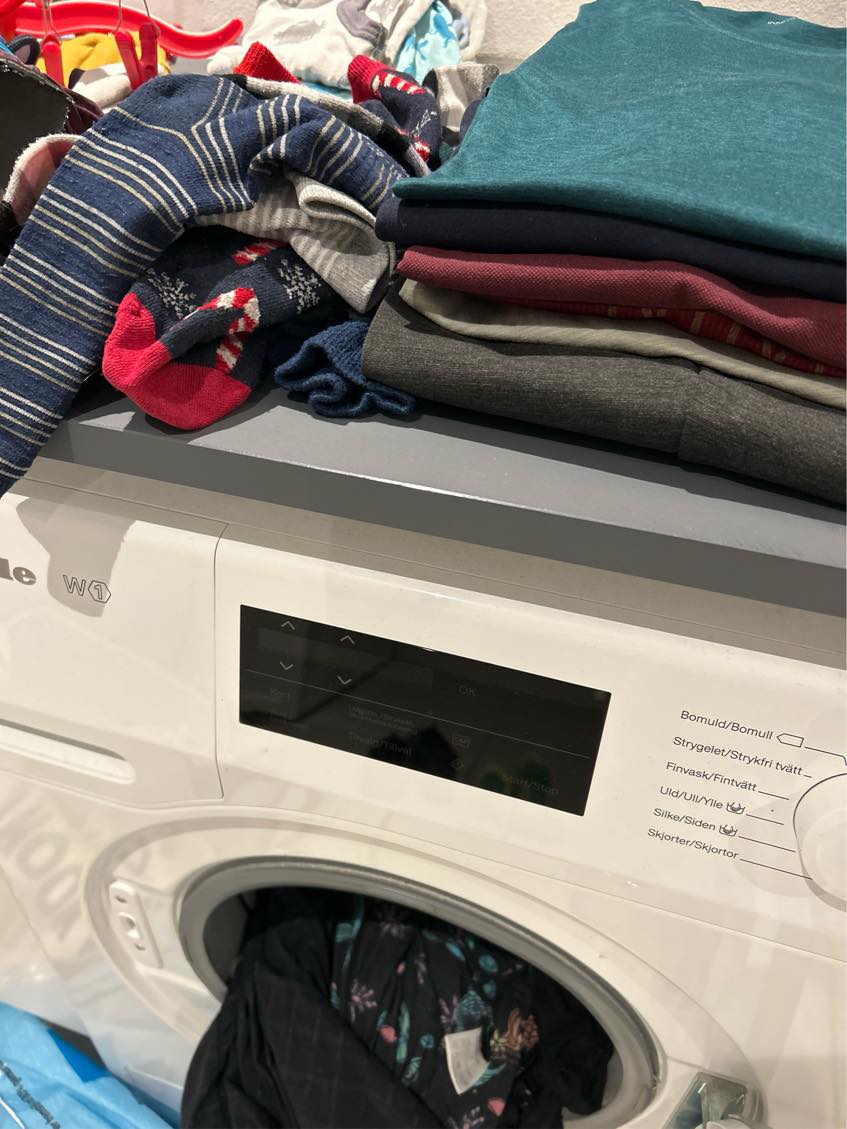 Fast tøjvask og læggen sammen hos børnefamilie