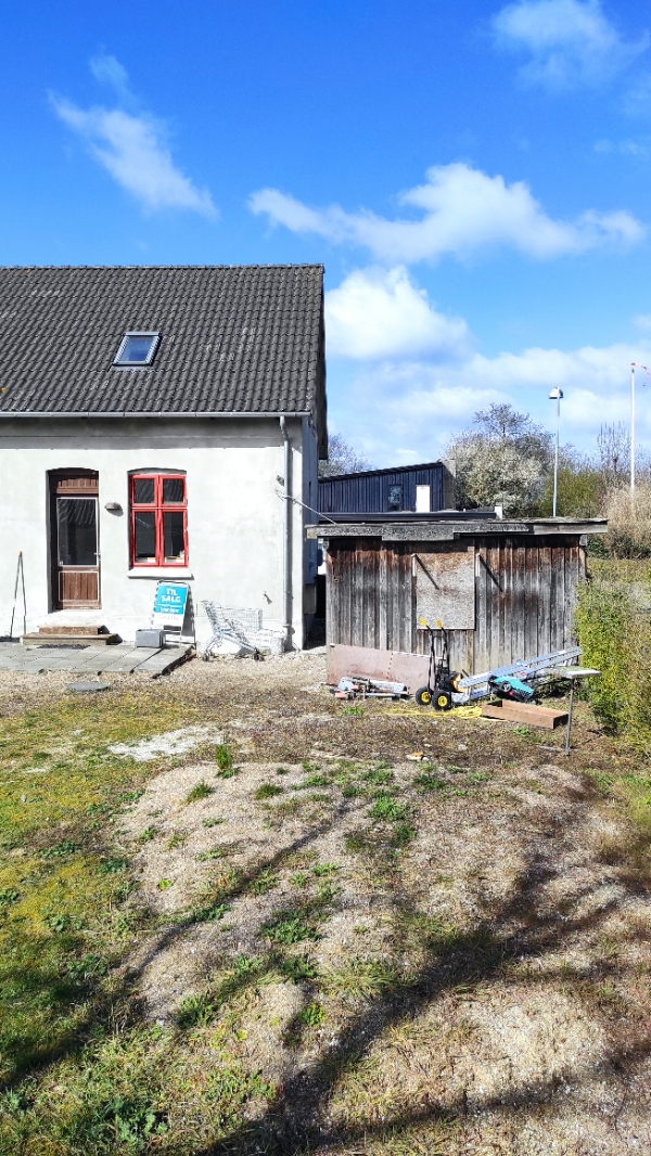 Nedrivning og bortkørsel af haveskur