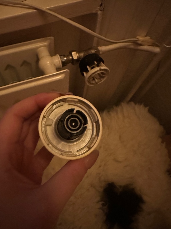 'Håndtaget' på min radiator er røget af, og jeg kan ikke slukke for den.