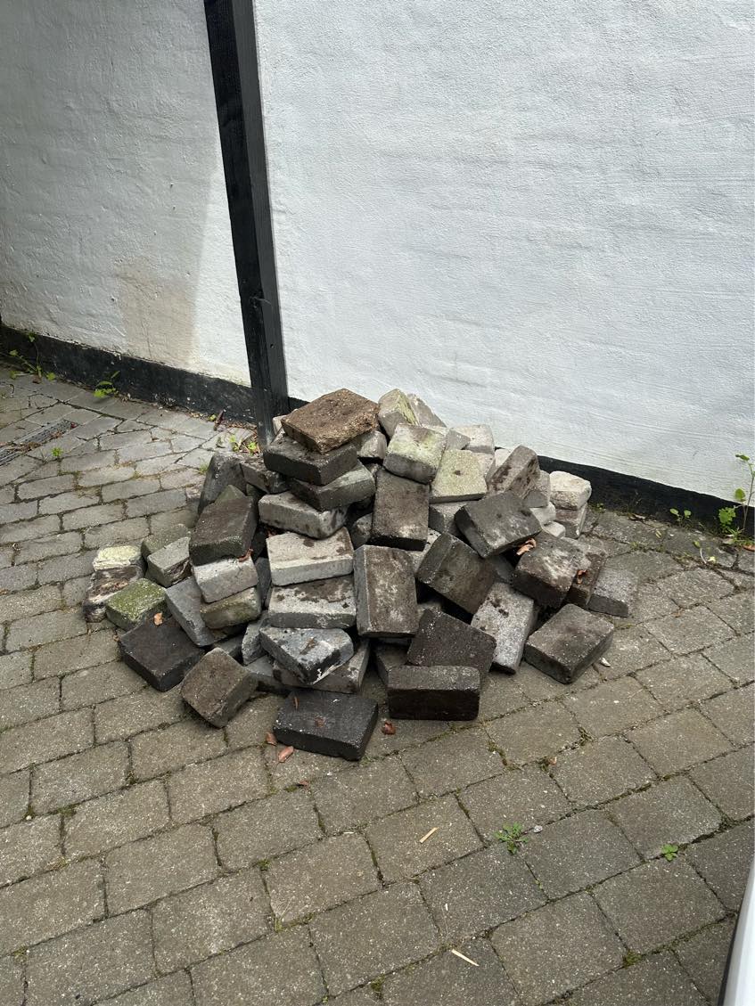 Afhente fliser og køre på losseplads