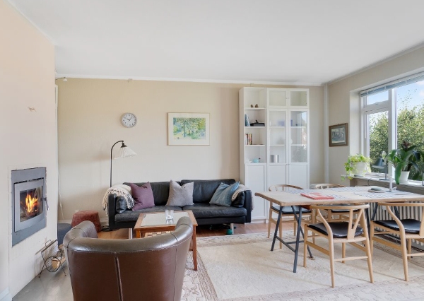 Nedtagning af savsmuldstapet herefter fuldspartling af vægge og påsætning af filt