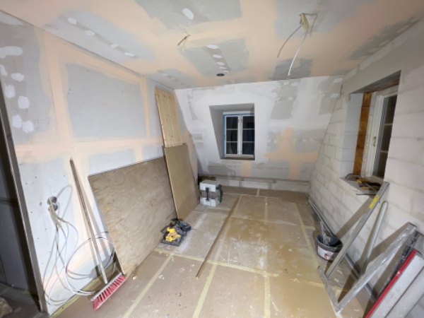 Fuldspatle, væv og maling af 2 rum. I alt ca 30 kvm. Skråt loft. 4 kviste. Loftshøjde 250 cm. Jeg har materialer.