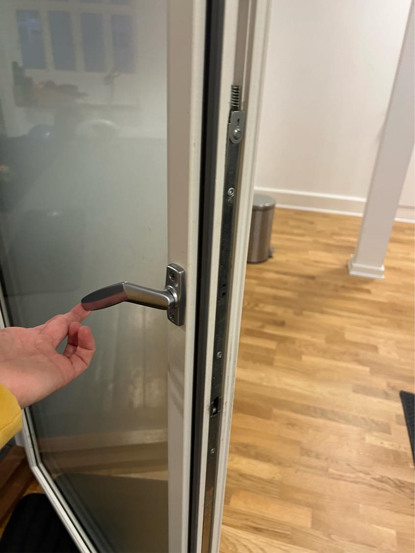 Skal bruge en til alsidige opgaver: loftlampe, dørhåndtag, opsætte ribbe , evt ligge gummigulv i træningssal.