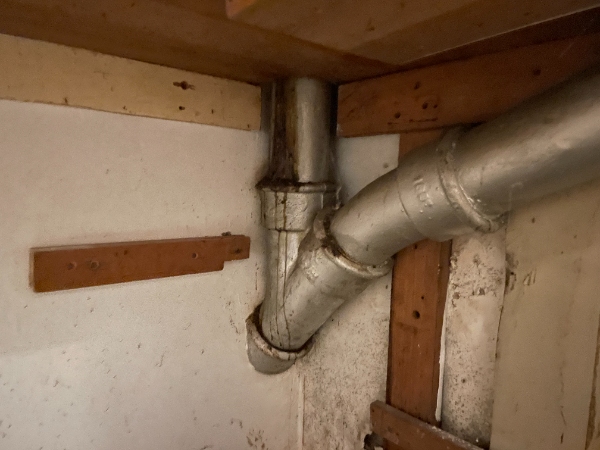 VVS: Skift af radiator-ventiler og -termostater samt udskiftning af 4 rør