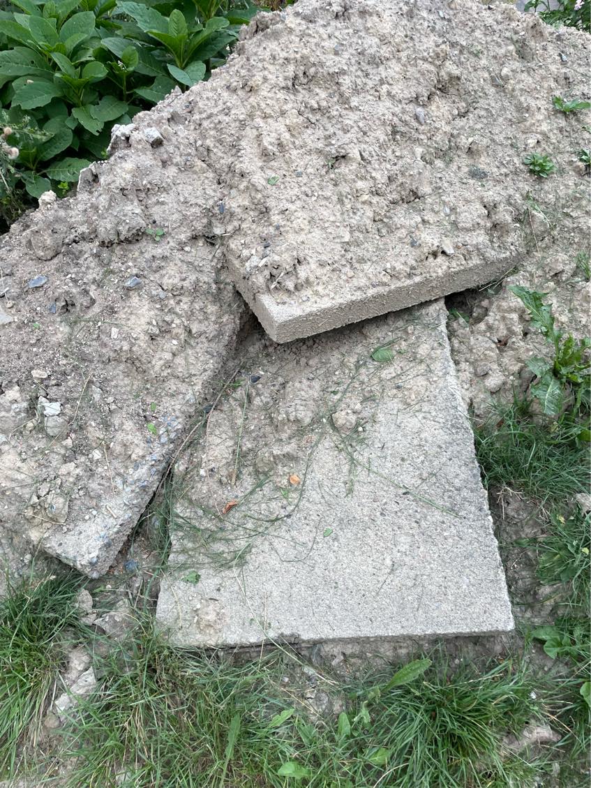 Køre betonsten på genbrugspladsen