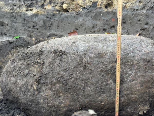 Fjernet/smadret meget stor sten