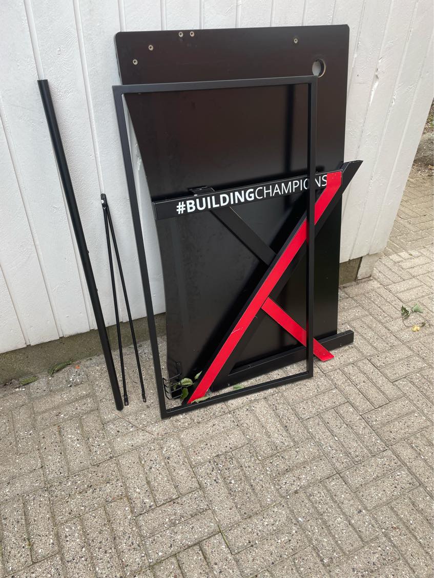 Har en del haveaffald (grene/blade) og et skrive/gaming bord som skal hentes og køres på genbrugspladsen. Vil gætte på at der er 2 trailerfulde (afhængig af trailerstørrelse)