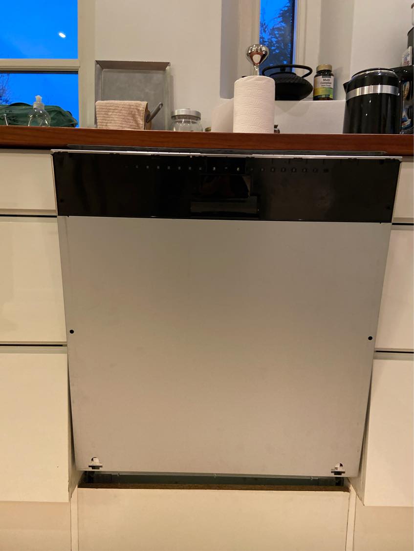 Påsætning af Invita køkkenlåge på integrebar opvaskemaskine.