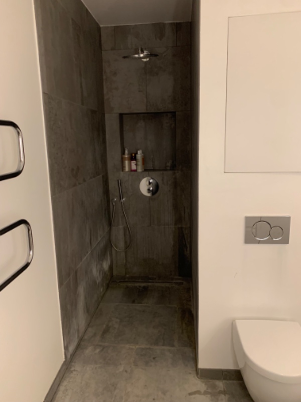 Rengøring af vores badeværelse. Det er primært fliserne der har fået hårdvand og fygningerne som skal rengøres.