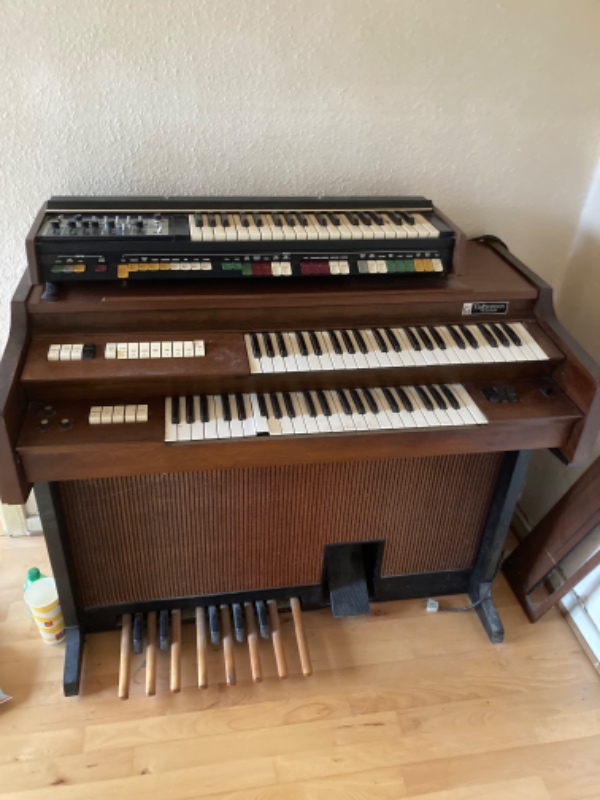 Orgel bæres ned fra 1.sal og skaffes væk