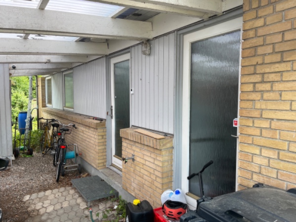 Udskiftning af 7 vinduer, 2 hoveddøre og 1 havedør i 80-villa, inkl lister og fjerne gamle