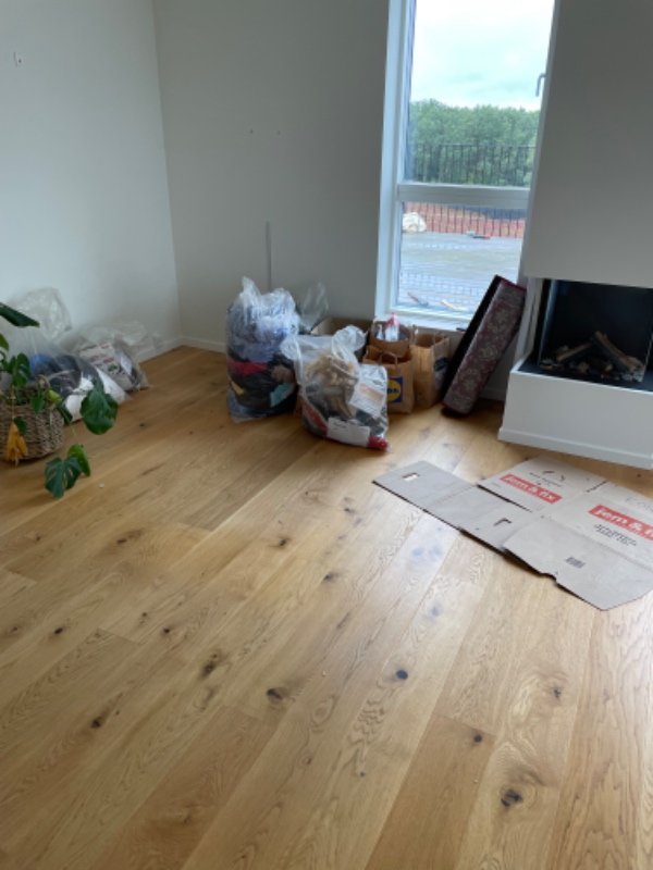 Kørt sække og småting fra lejlighed og kælderrum til genbrugsplads