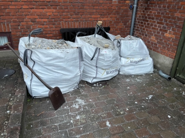 Afhentning af 3 fyldte bigbags med murbrokker