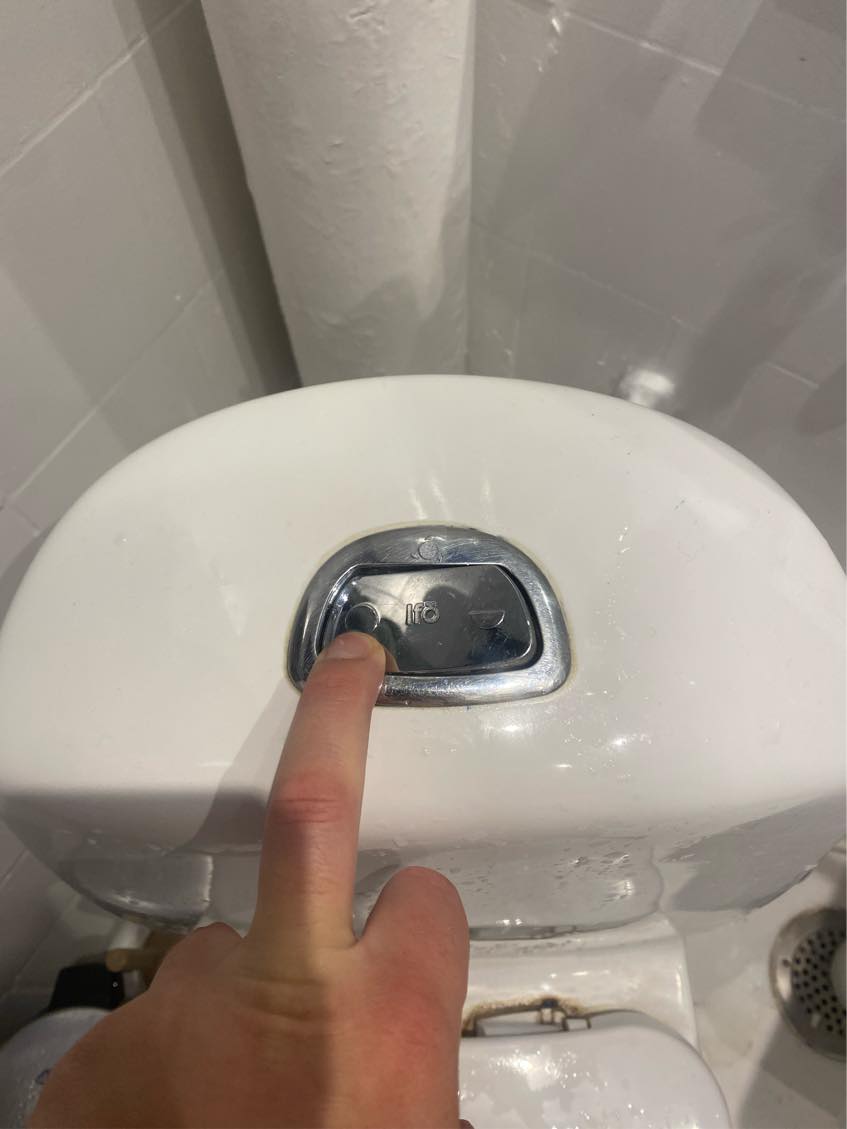 Skyllnknap på toilet er nede - Haster