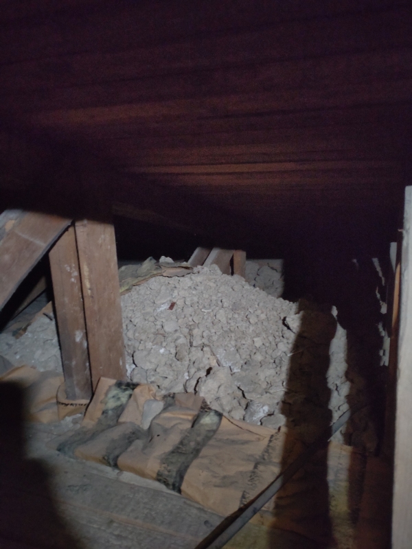 Fjernelse af gammel isolering fra loftrummet