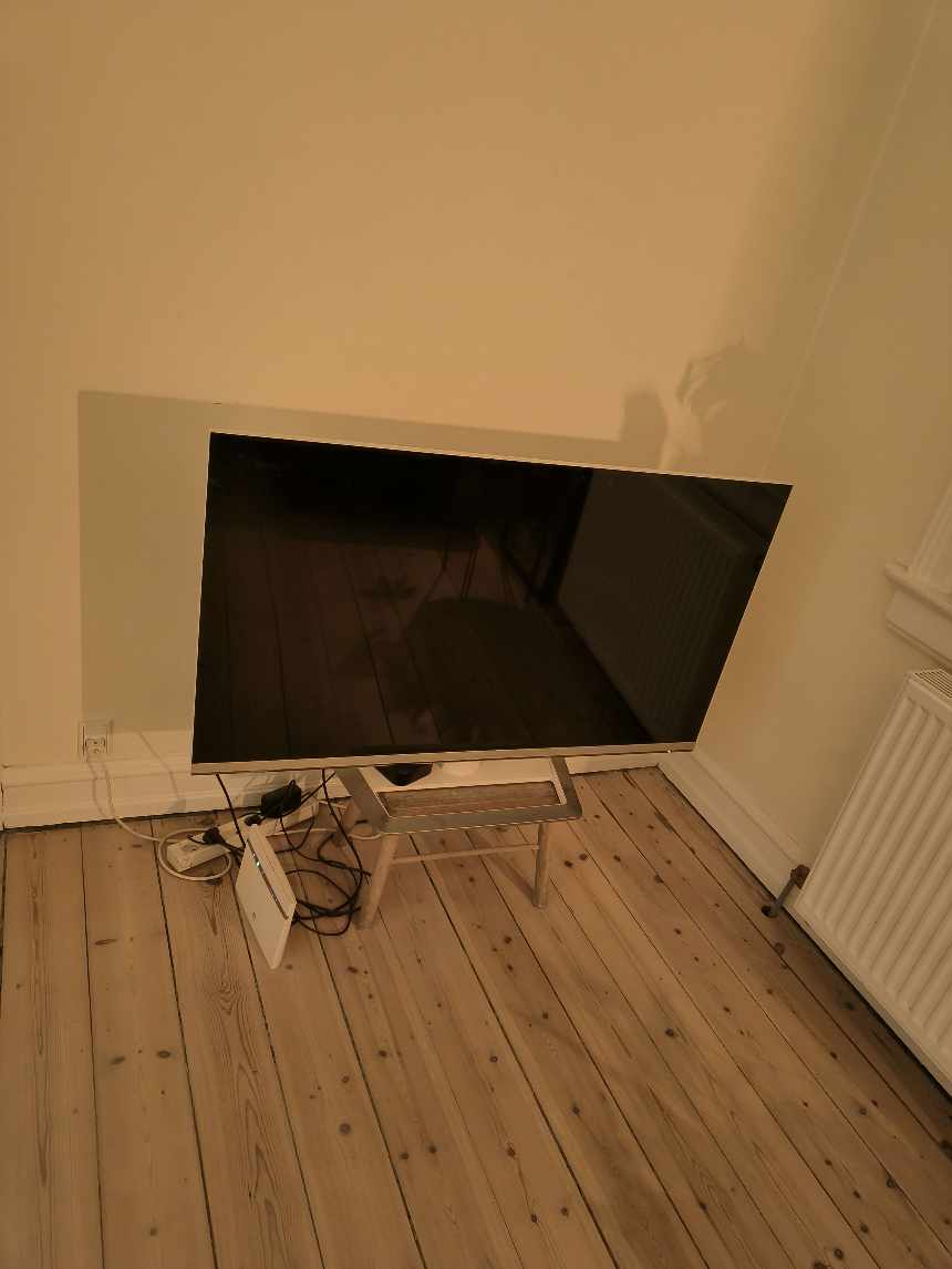 Flytte senge, 2 borde og 2 stole samt 1 tv