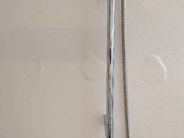 Udbedring af skade på badeværelse