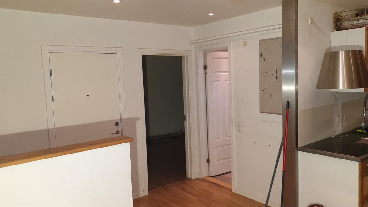 nedtagning af savsmuldstapet og derefter spartling og opsætning af filt