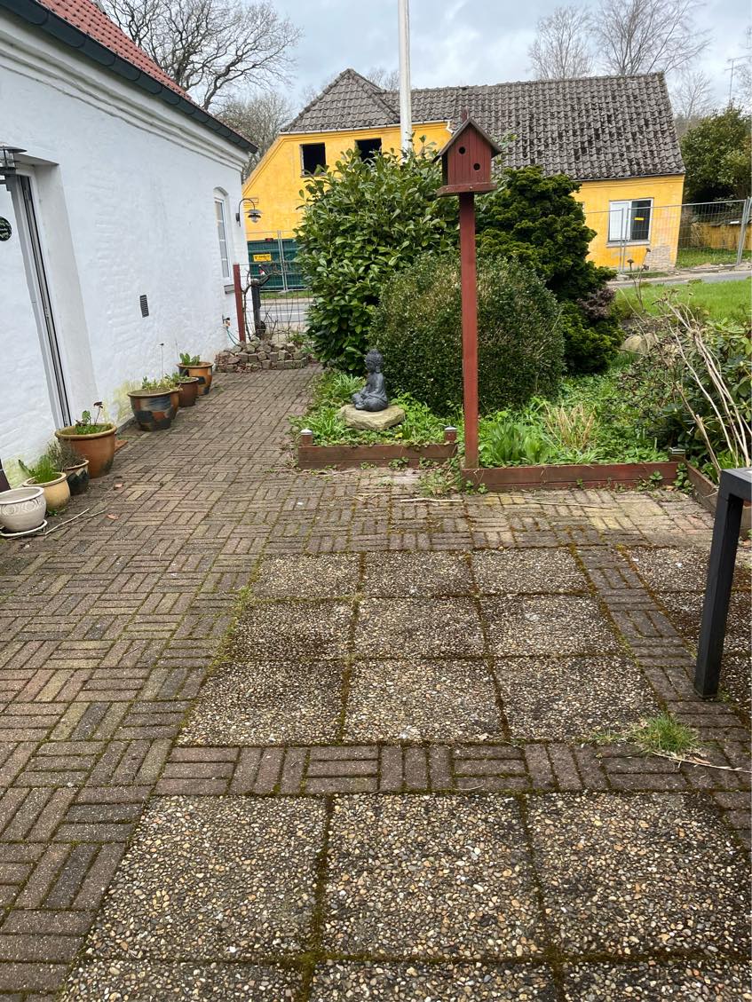 Bortskaffelse af tungt bord og fliserensning