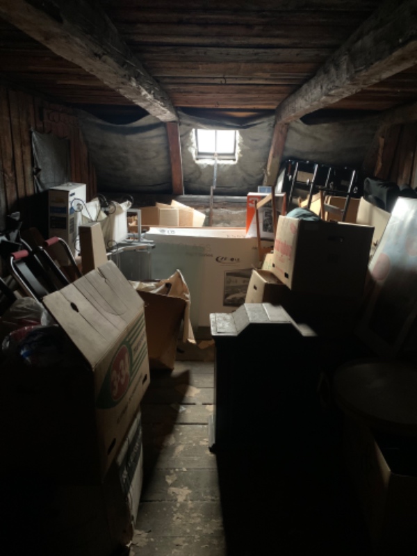 Tømt et loftsrum på ca 12 kvm på 5 sal. Tingene skal tages med.