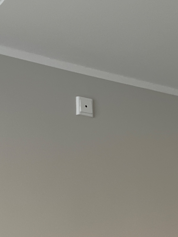 Gardinskinner, billedehylder og lampe skal sættes op.