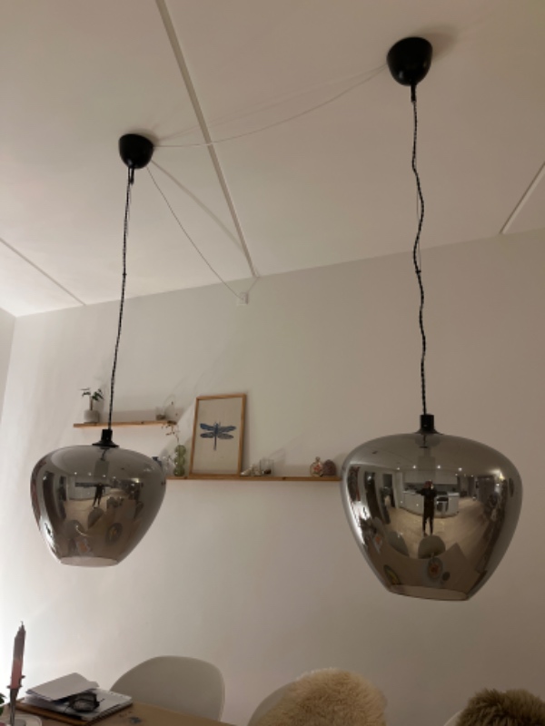 udskiftning af to pendler over spisebord.