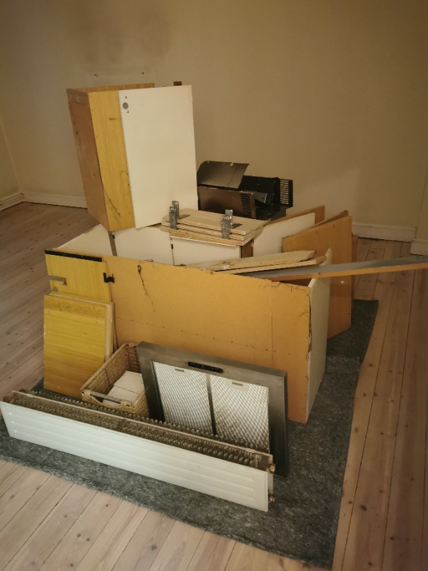 Afhentning af byggeaffald efter nedrivning af gl køkken plus væg