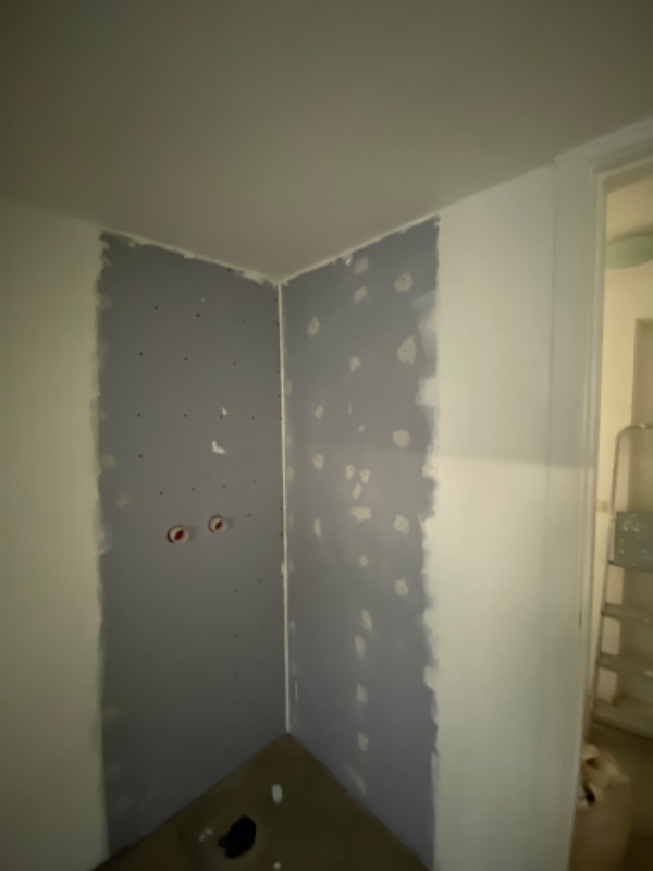 Opsætning af fliser i badezone 80 x 215 på 2 vægge