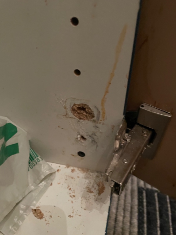 Sætte låge fast på køkkenskab