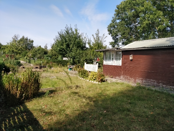 Nedrivning og bortskaffelse af kolonihavehus.