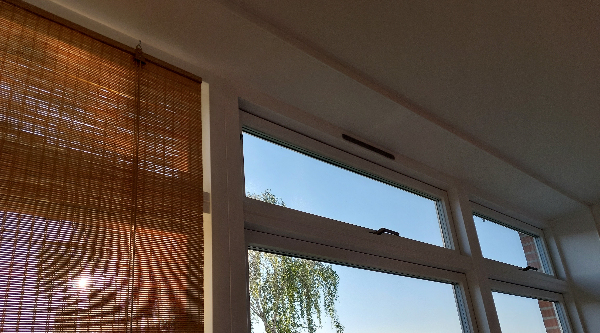 Opsætning af 2 bambus rullegaridiner (120x160 og 100x160), hver i 2 kroge