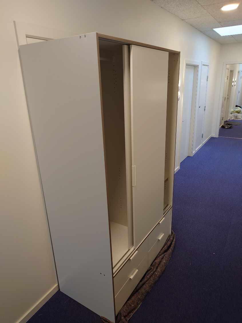 Flyt stort skab på lossepladsen