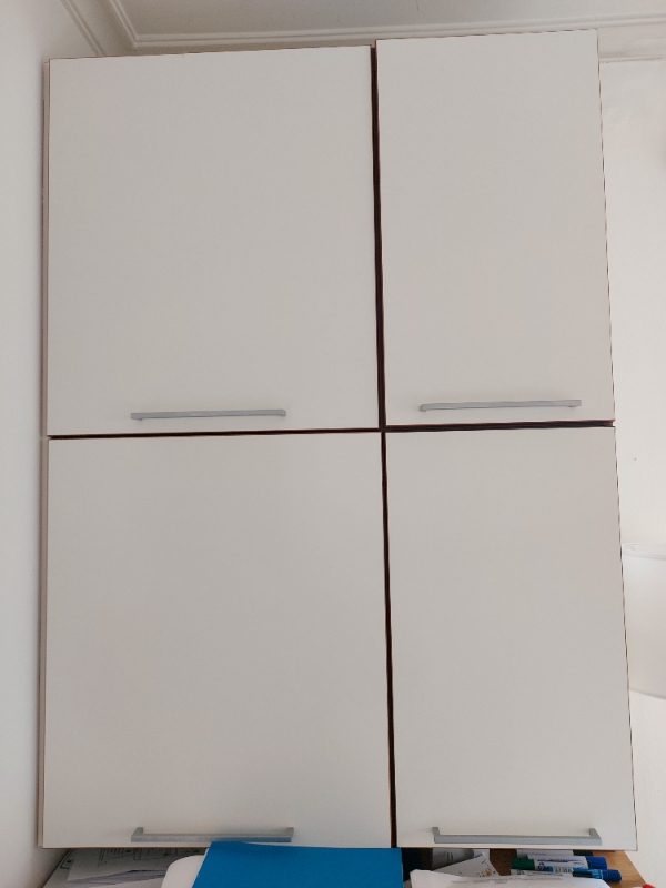 Ophæng af 4 mellem store køkkenskab og 4 mindre køkkenskab