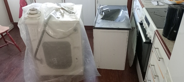 Afhentning af toilet, vaskemaskine og toilet møbel til genbrugspladsen