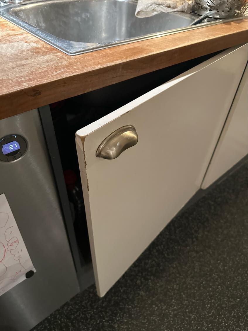 Rette køkkenlåge der hænger