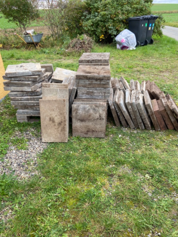 Kørt gamle fliser og en trillebør på genbrugsplads