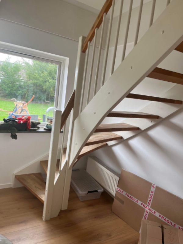Slibning og maling af trappe og gelænder