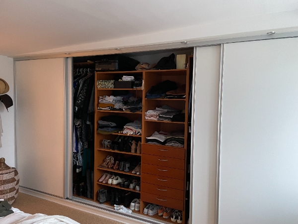 Nedtagning og bortkørsel af klædeskab