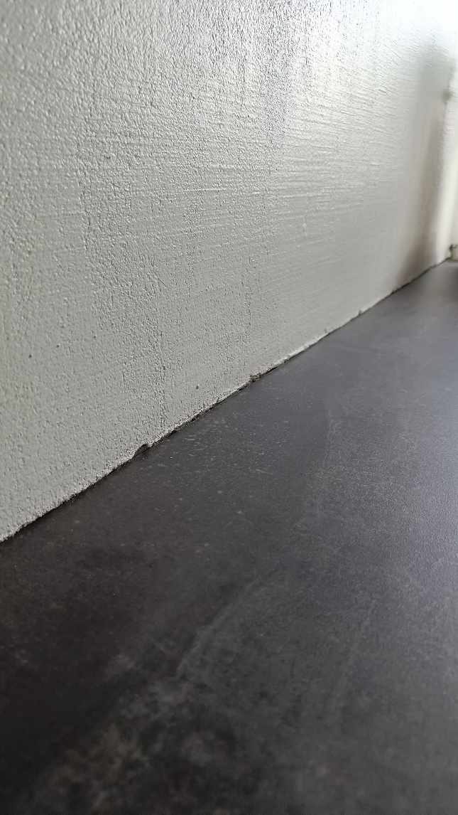 Fuge rundt om bordplade som er 3.5 m lang og 60 cm dyb.