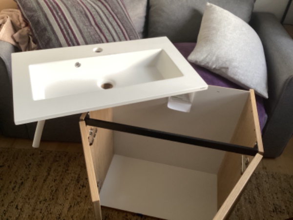 Udskift badeværelsevask til vask med skab og ny vandhane