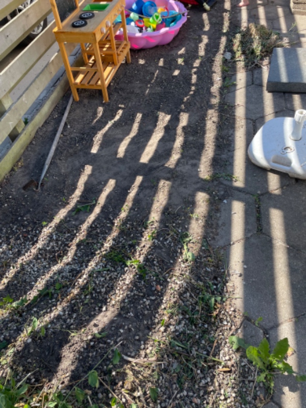 Gravet ned og fjernet en rod og fjernet jord