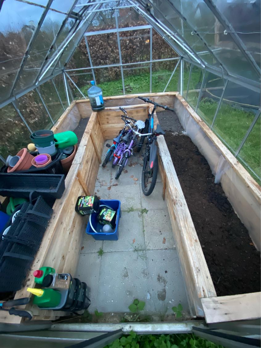 Trækasserne og jorden indeni skal køres på lossepladsen. 