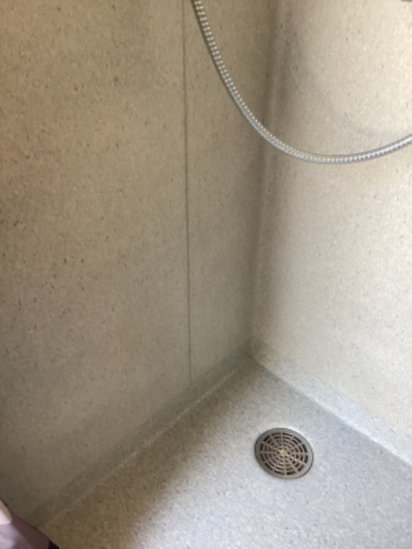 Skiftning af fuger i brusekabine