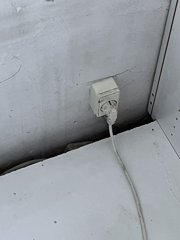 ændring af ledningsudtag til stik og flytning af stikudtag fra bund af skab til toppen