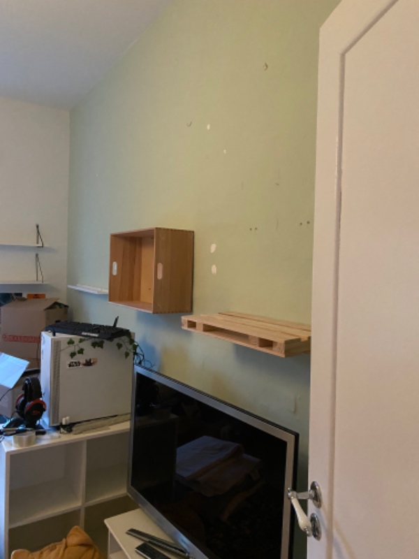 Nedtage hylder, spartle og male høj væg