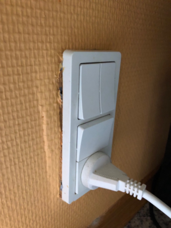 Reparation af garageport i træ, vindueskarm, opsætning af trælister, reparation af stikkontakter