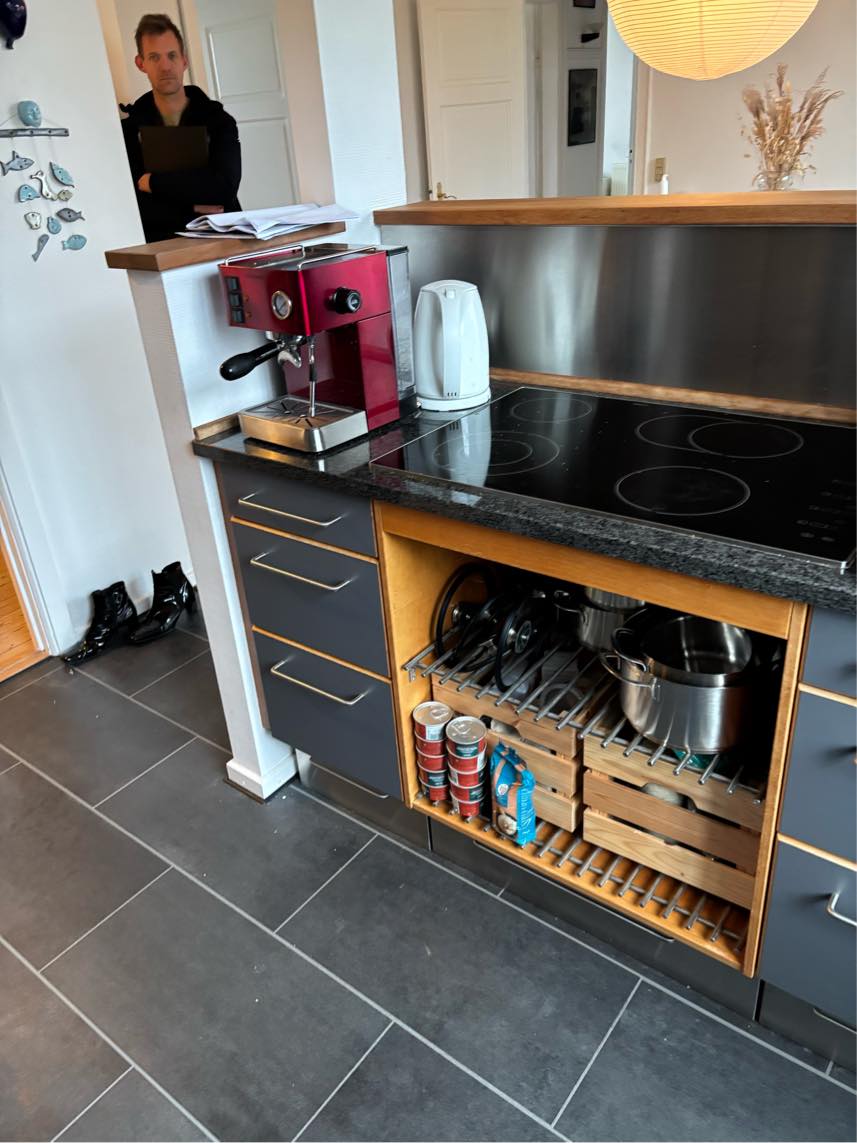 Nedrivning af køkken samt bortskaffelse af det
