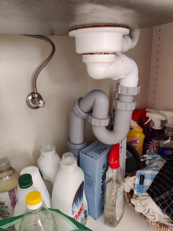 Bordopvaskemaskine tilsluttes